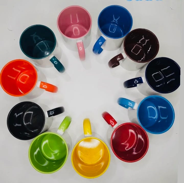 Linha de canecas coloridas do caju.bsb: 12 opções de cores com interior e alça personalizados