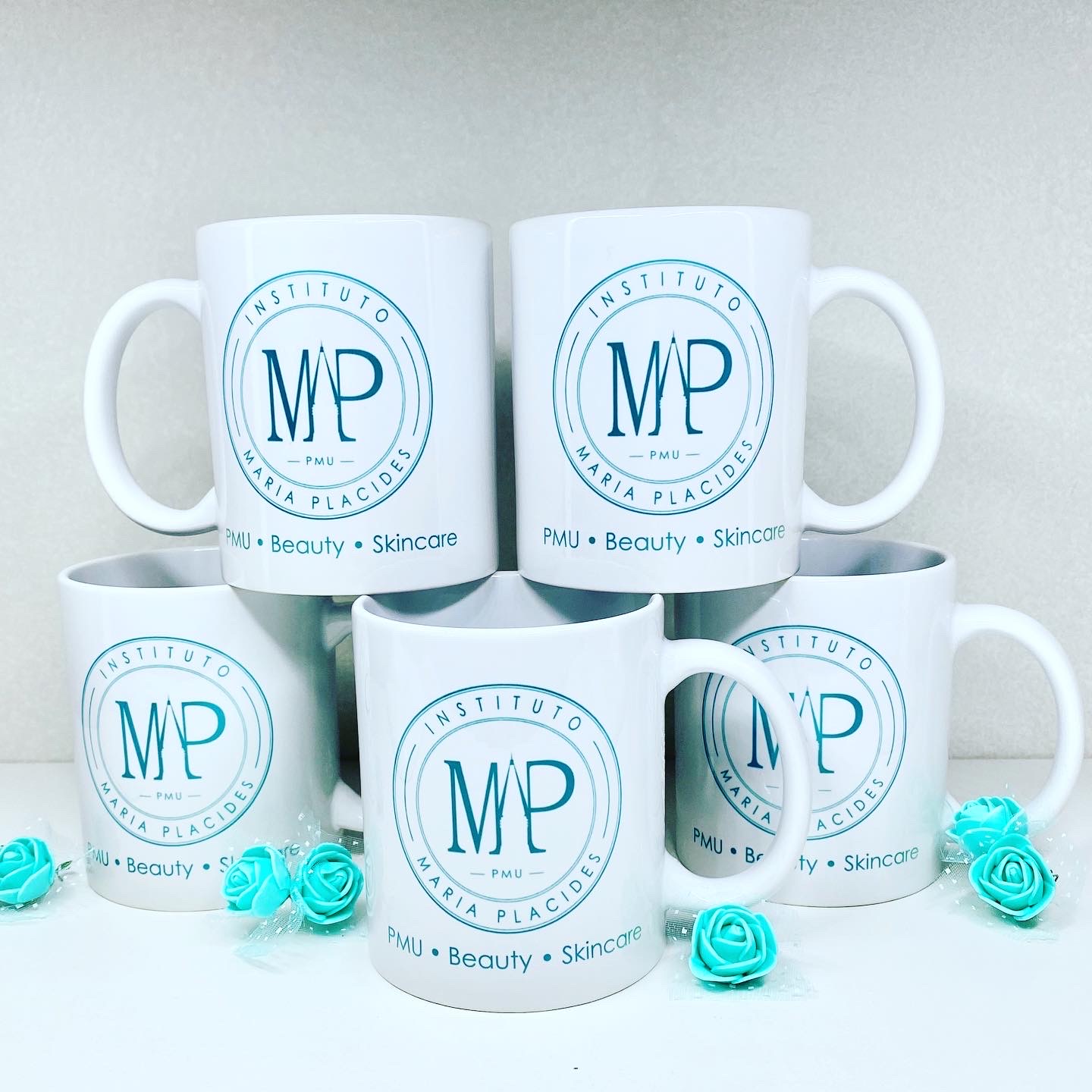 Canecas brancas de porcelana personalizadas com logo corporativa para empresas